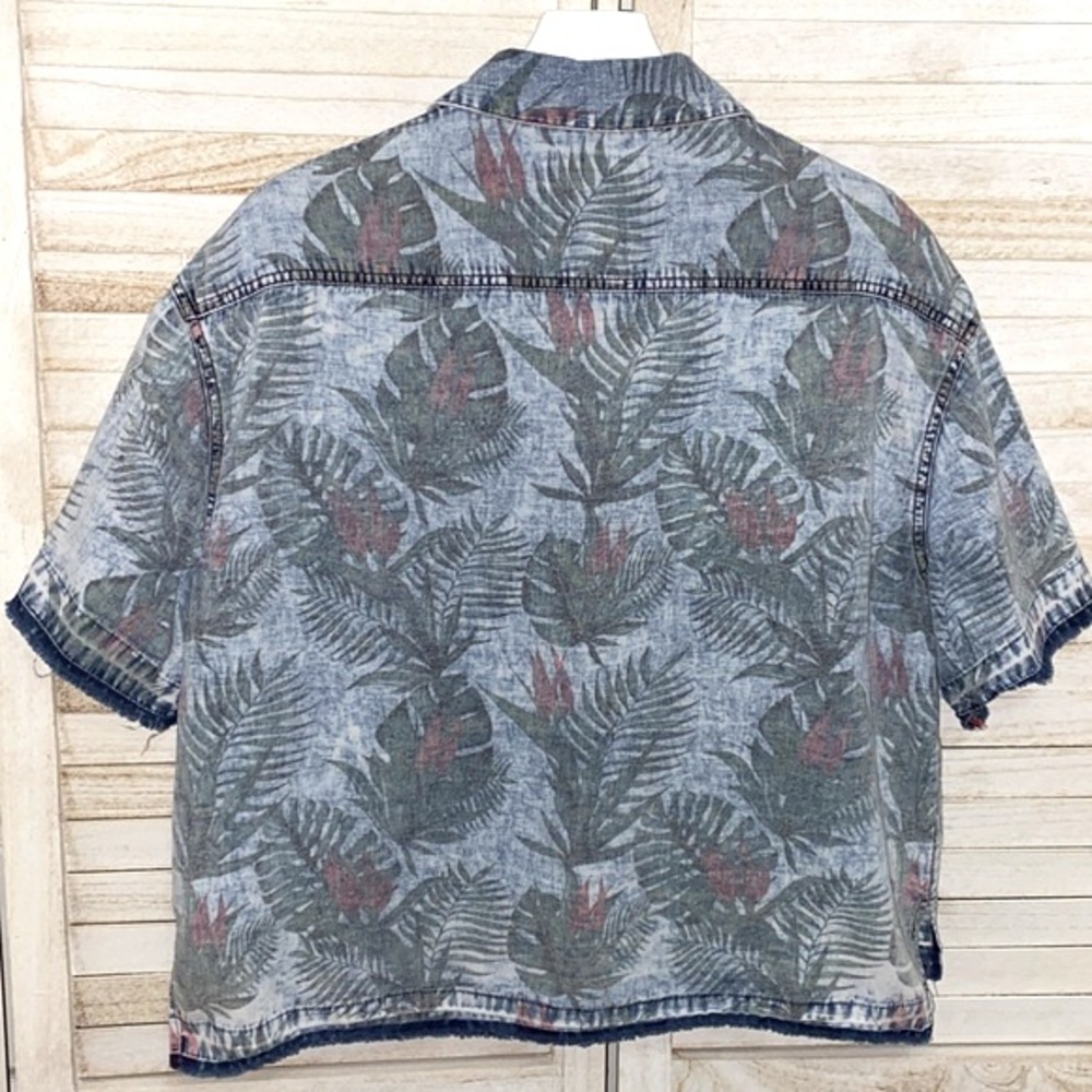 True Religion Women’s Boxy Step Hem Top Muted Floral. Size Small - Picture 7 of 10